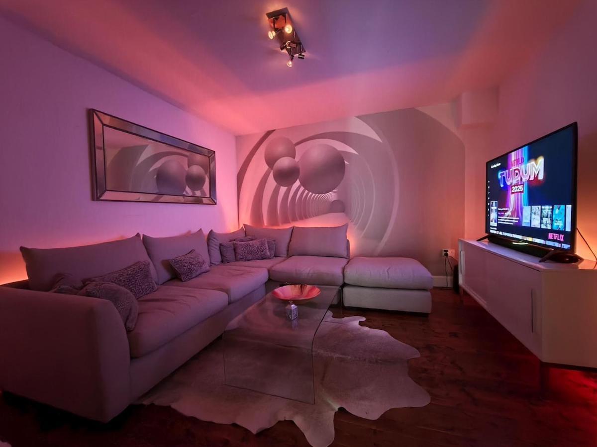 Modern Holyrood Family Retreat Edinburgh