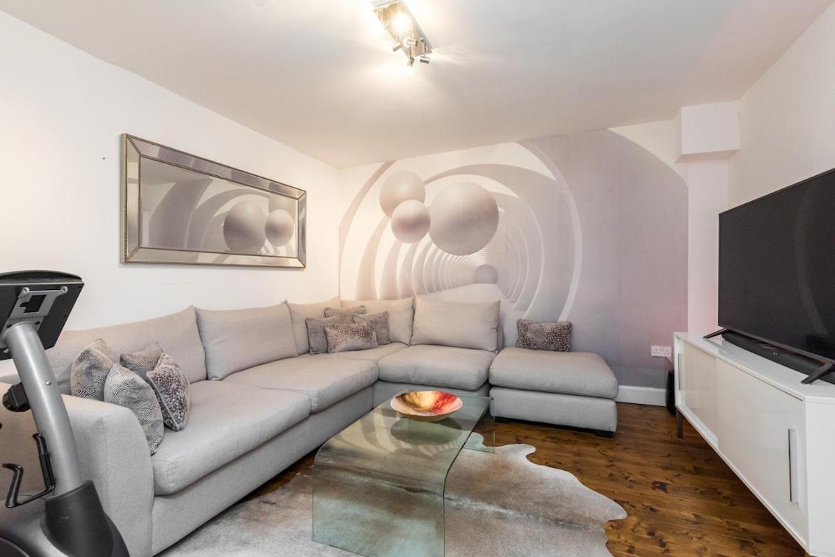 Modern Holyrood Family Retreat Holiday home Edinburgh